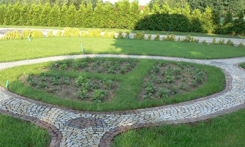 ścieżka ogrodowa wyłożona kostką granitową