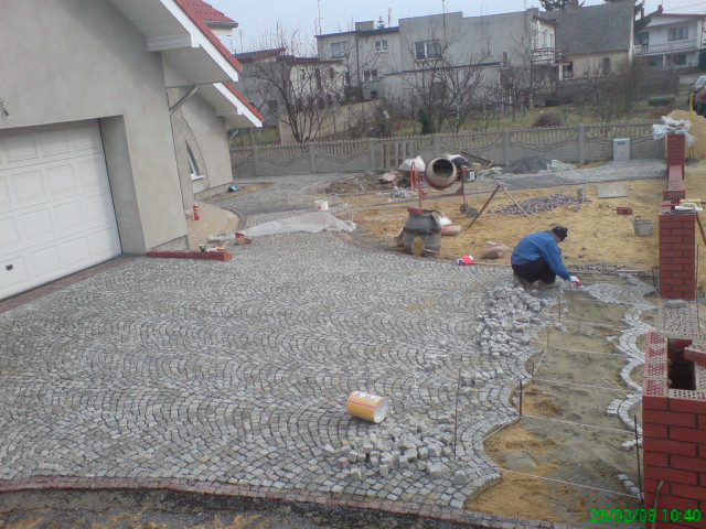 układanie kostki granitowej na podbudowie piaskowo cementowej