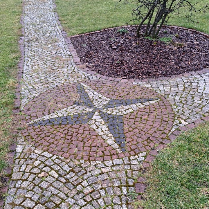 Mini róża wiatrów wkomponowana w ścieżki ogrodowe mini róża wiatrów wkomponowana w ścieżki ogrodowe